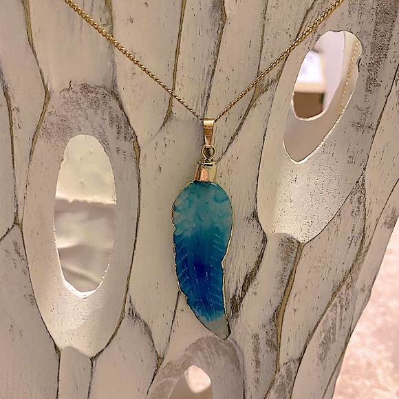 14kt ygp BNIB Blue Ombré Feather Geode Pendant On Necklace - Picture 12 of 14